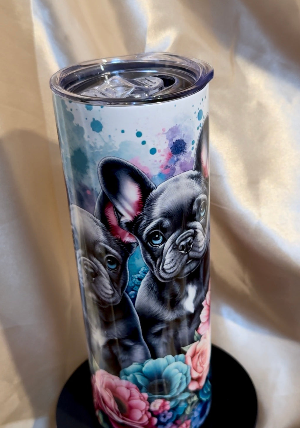 Bulldoggen Tumbler mit Blumenmotiv