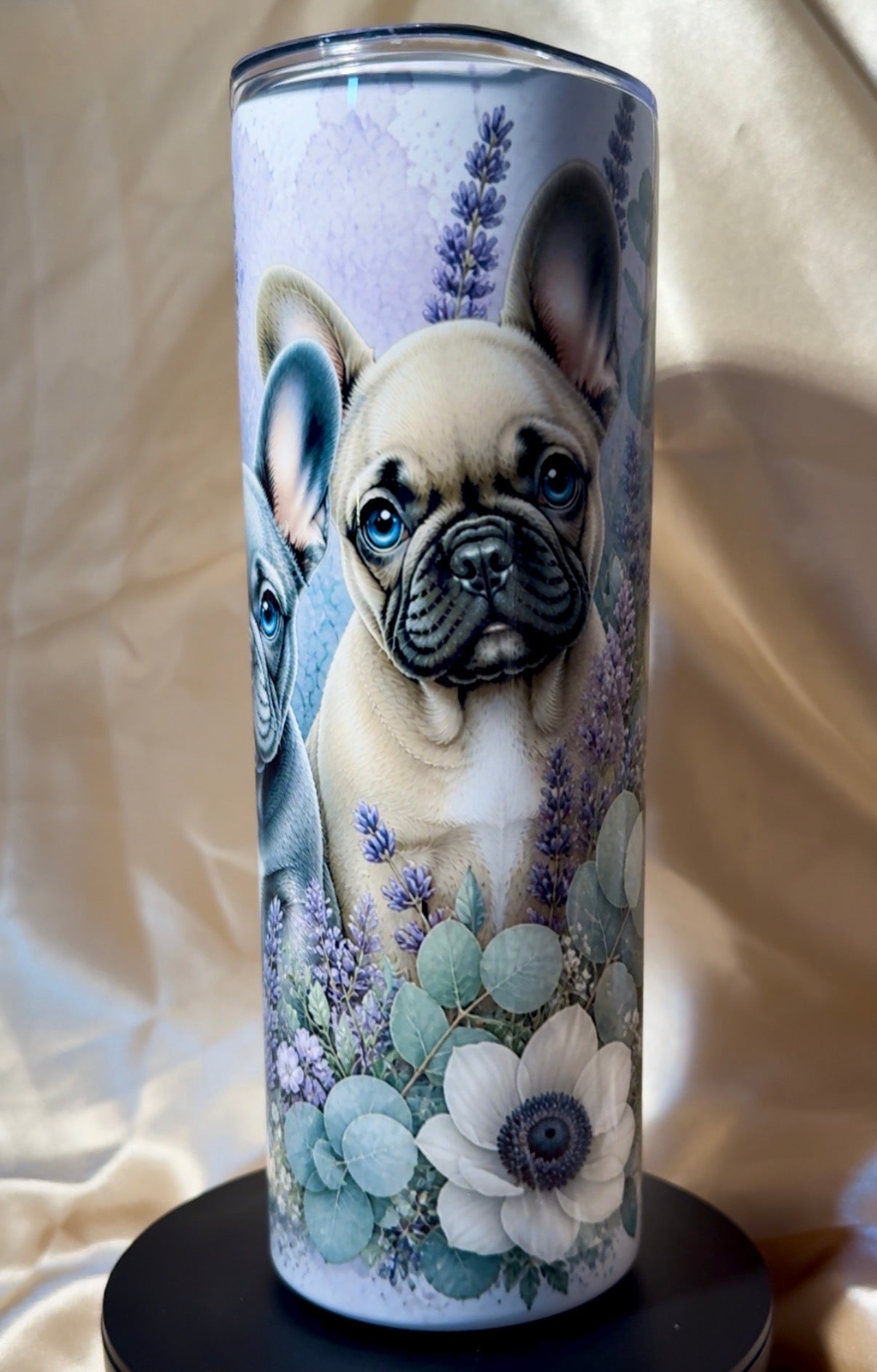 Bulldoggen Tumbler mit Blumenmotiv