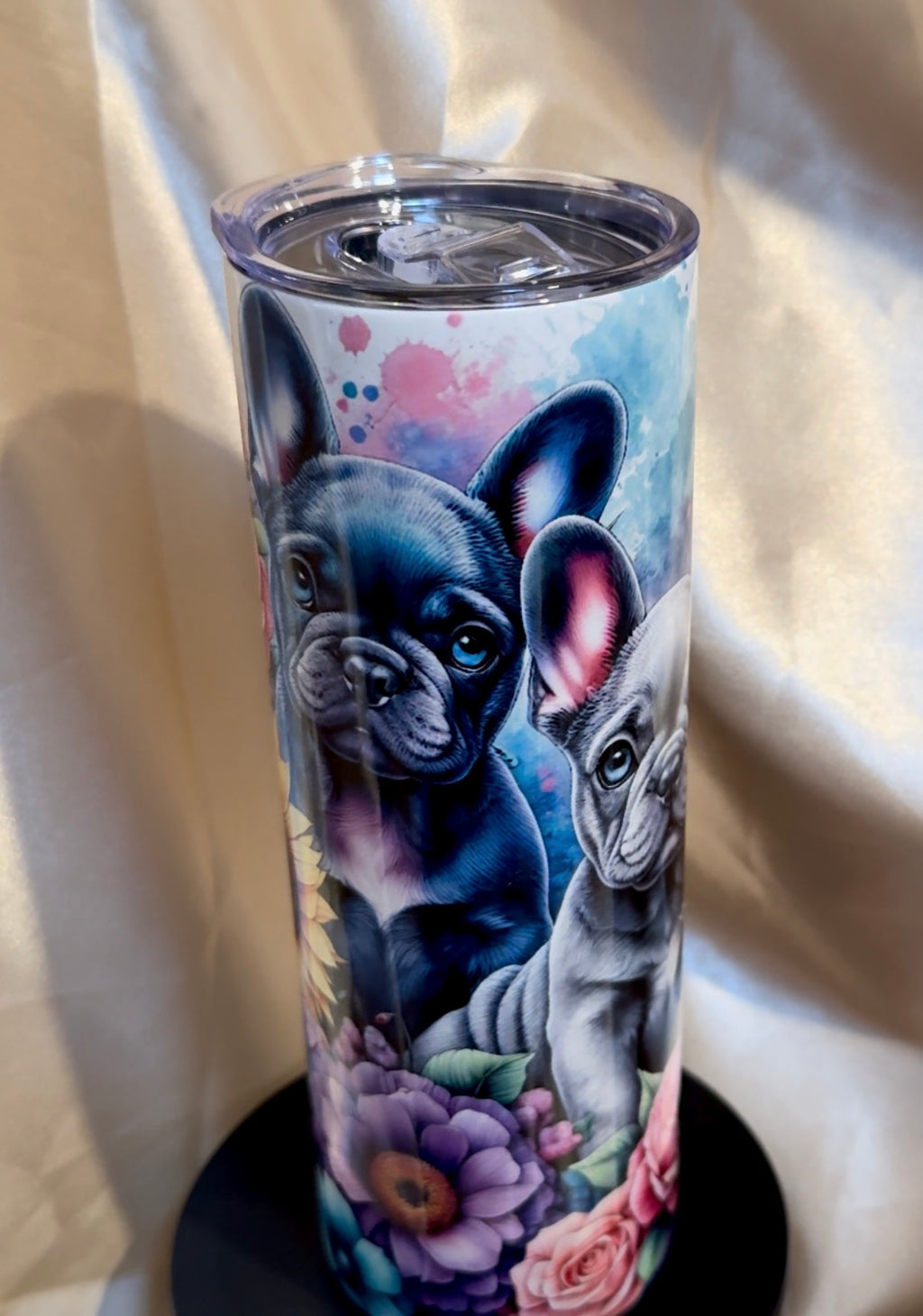 Bulldoggen Tumbler mit Blumenmotiv