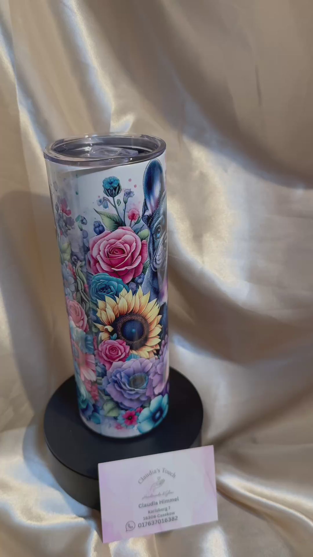 Bulldoggen Tumbler mit Blumenmotiv